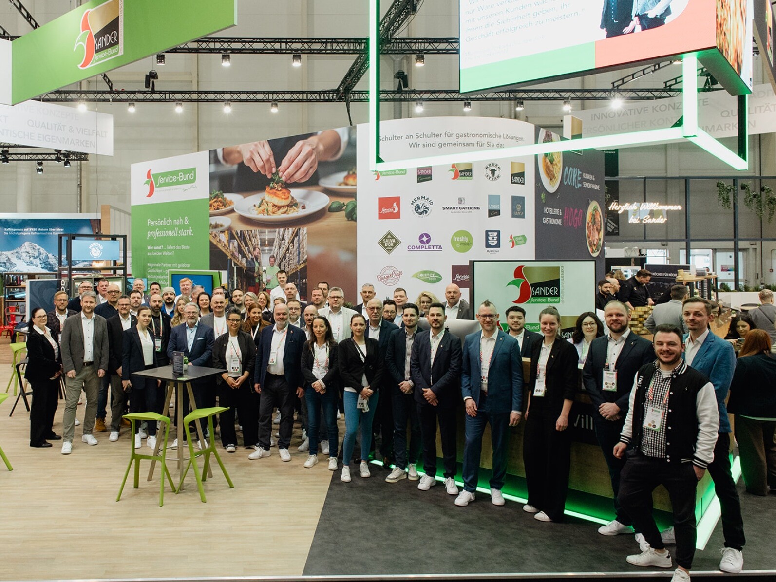 Eine große Menschenmenge in einem großen Raum